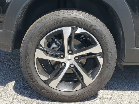 Certified 2025 Chevrolet Trax RS w/ Sunroof Package FWD image 5