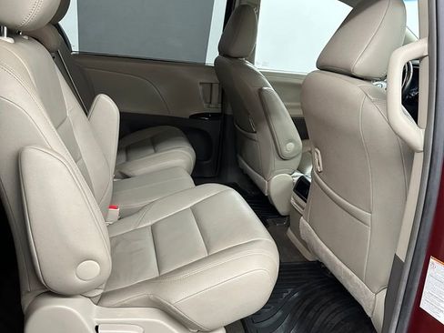 Used 2016 Toyota Sienna XLE w/ Outdoor Package image 32