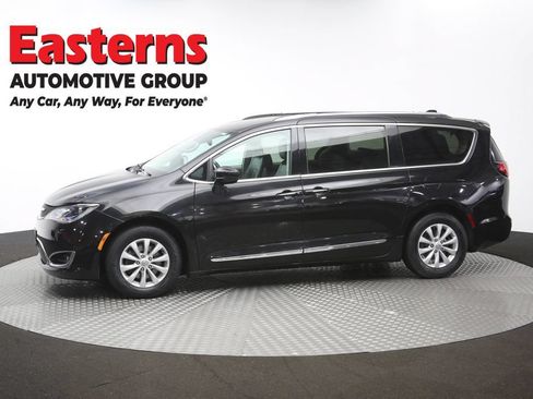 Used 2019 Chrysler Pacifica Touring-L FWD image 57