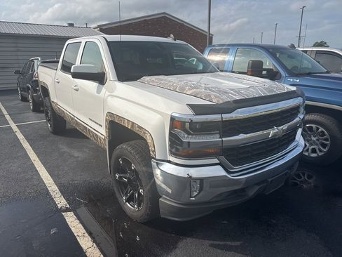 Used 2018 Chevrolet Silverado 1500 LT w/ LT Eassist Package AWD/4WD image 3