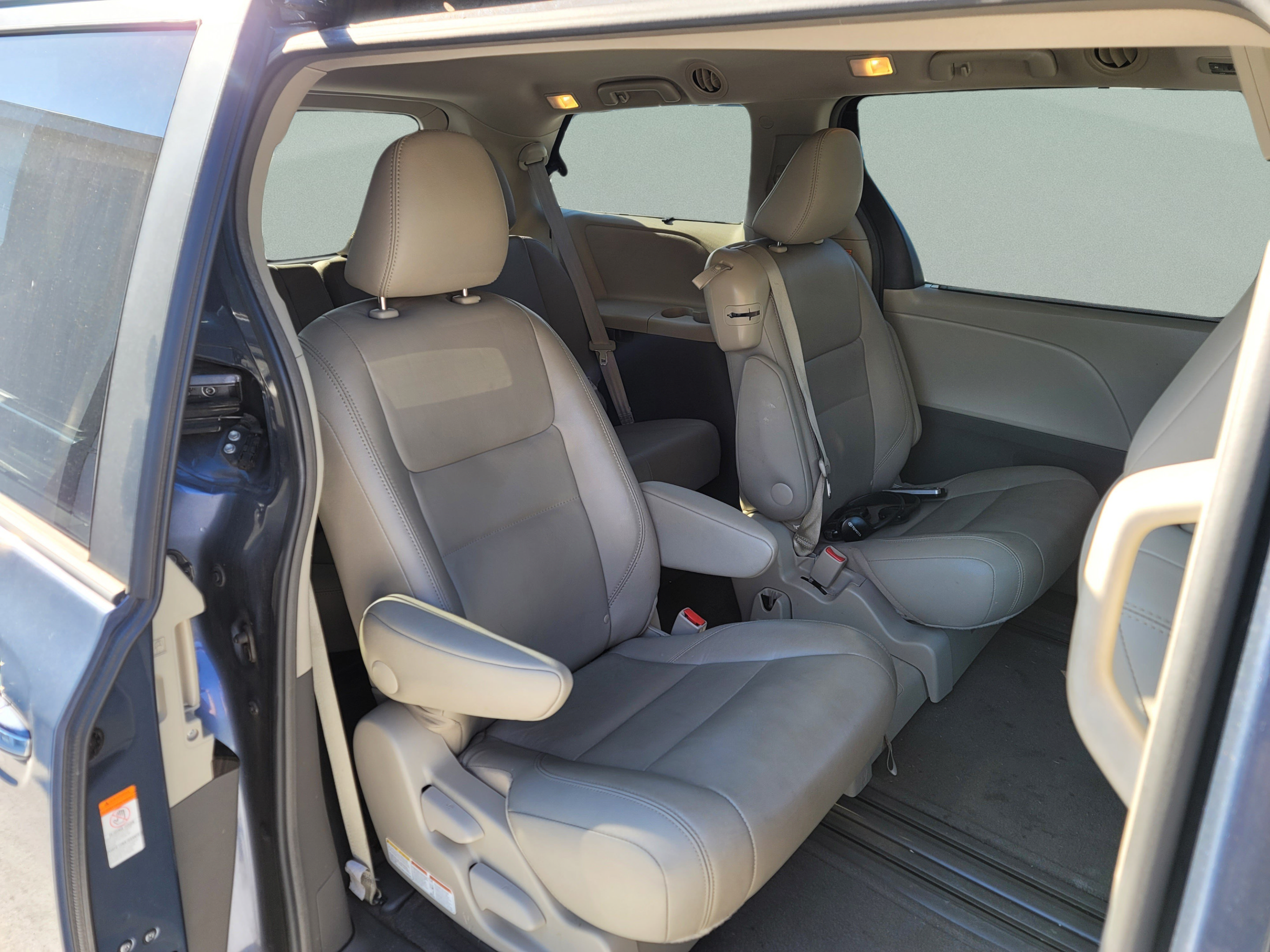 Used 2017 Toyota Sienna XLE FWD image 28