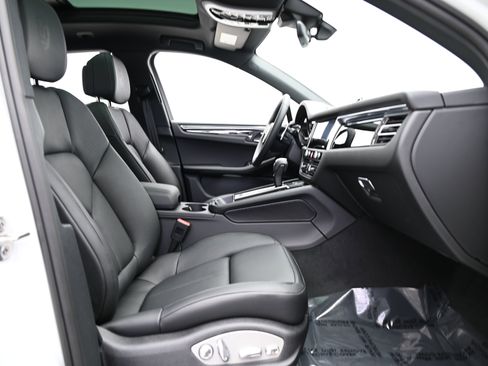 Used 2025 Porsche Macan image 28