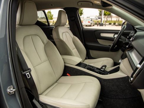 Used 2021 Volvo XC40 T5 Momentum w/ Protection Package Premier image 38