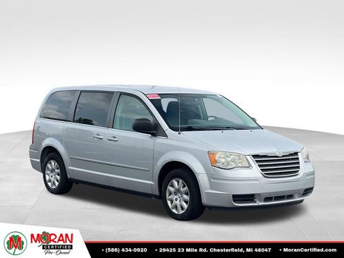 Used 2009 Chrysler Town & Country LX FWD image 7