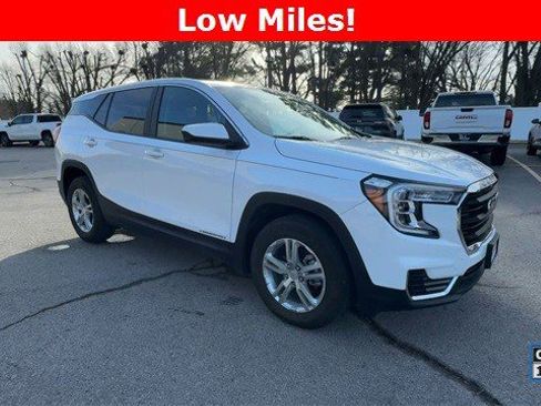 Used 2022 GMC Terrain SLE image 2