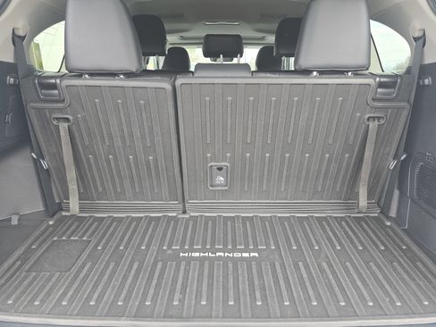 Used 2022 Toyota Highlander XLE image 12