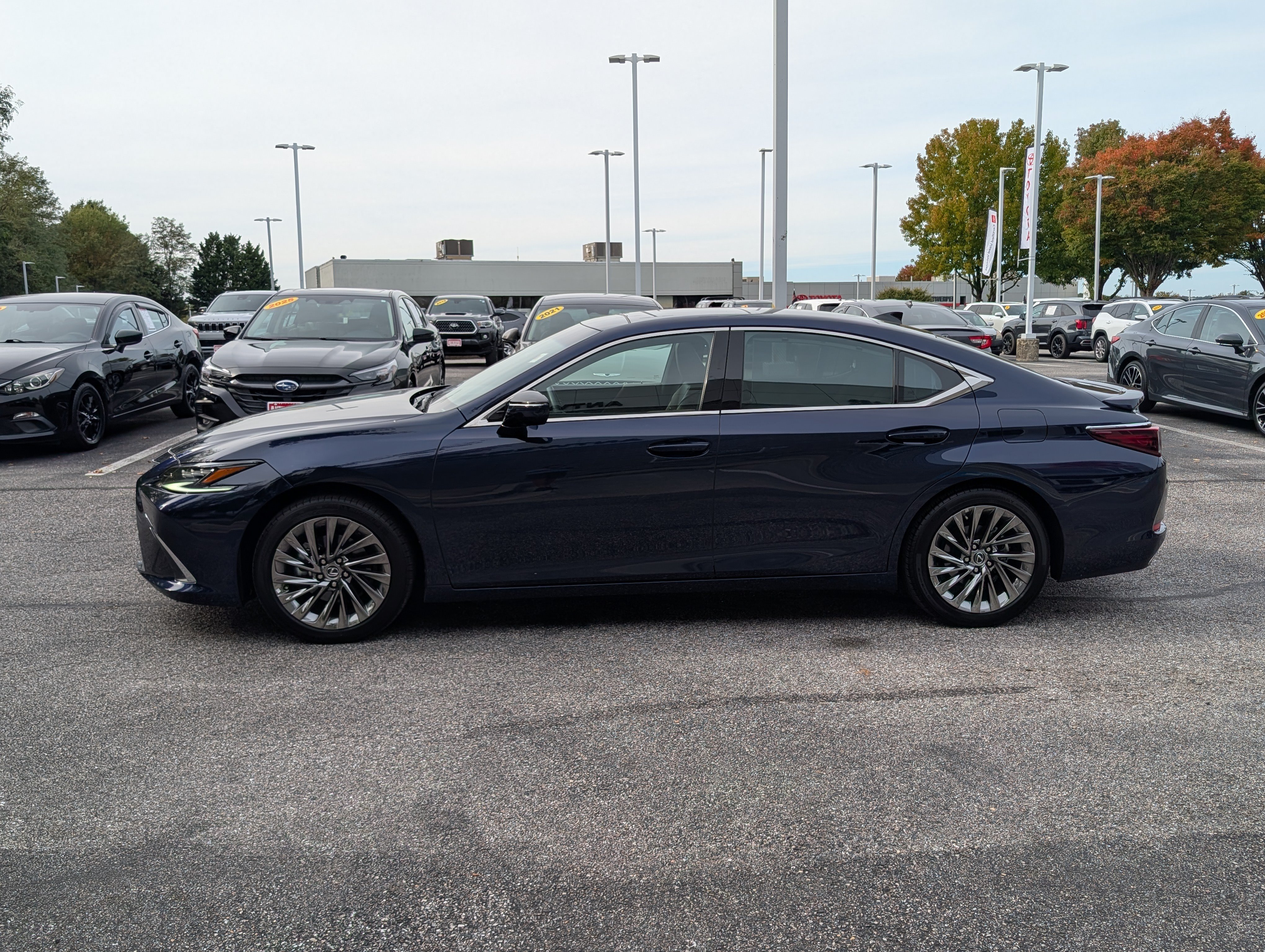 Used 2025 Lexus ES 350 Ultra Luxury FWD image 6