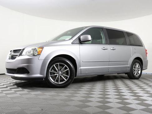 Used 2016 Dodge Grand Caravan SE image 1