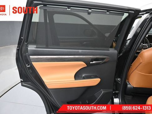 Used 2023 Toyota Highlander Platinum AWD/4WD image 30
