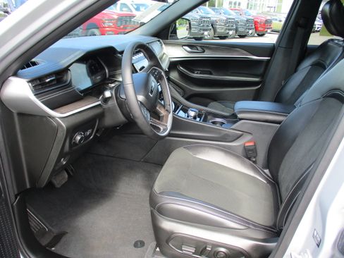 Used 2026 Jeep Grand Cherokee Altitude AWD/4WD image 11