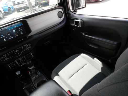 Used 2024 Jeep Wrangler Unlimited Sport AWD/4WD image 11