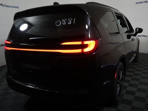 New 2026 Chrysler Pacifica Limited w/ S Appearance Package image 6