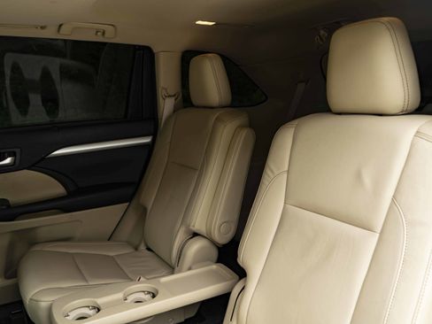 Used 2018 Toyota Highlander XLE image 18