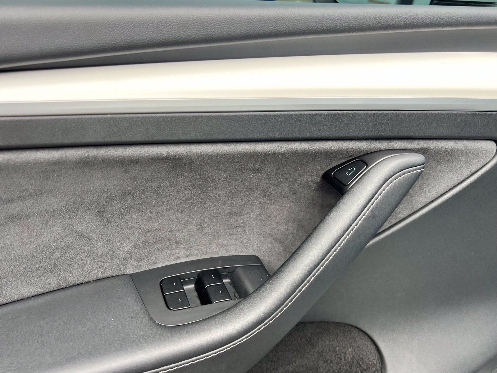 Used 2025 Tesla Model Y Long Range RWD image 32