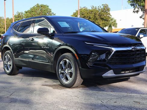 Used 2023 Chevrolet Blazer LT image 2