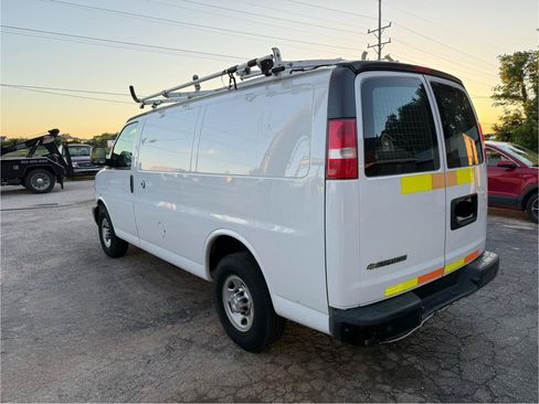 Used 2017 Chevrolet Express 2500 RWD image 3