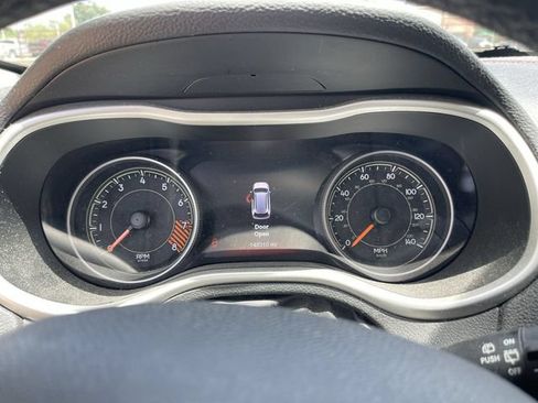 Used 2015 Jeep Cherokee Trailhawk AWD/4WD image 2