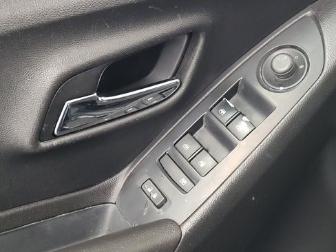 Used 2020 Chevrolet Trax LS w/ Tint and Cruise Package FWD image 27