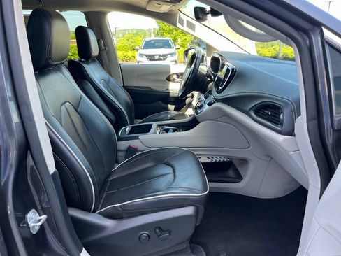 Used 2022 Chrysler Pacifica Limited FWD image 27