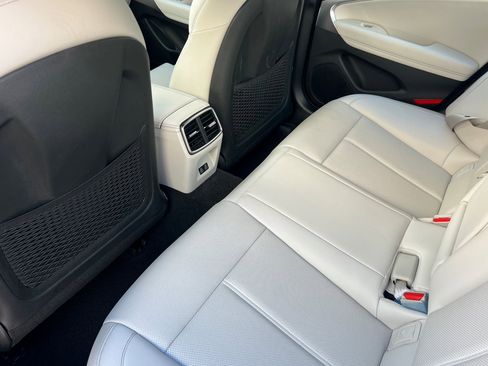 Used 2025 Genesis G70 2.5T image 13