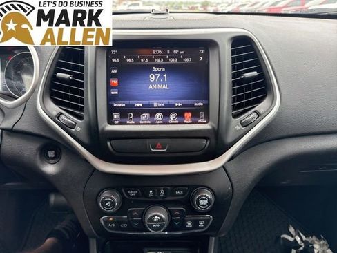 Used 2018 Jeep Cherokee Latitude Plus w/ Comfort/Convenience Group image 9