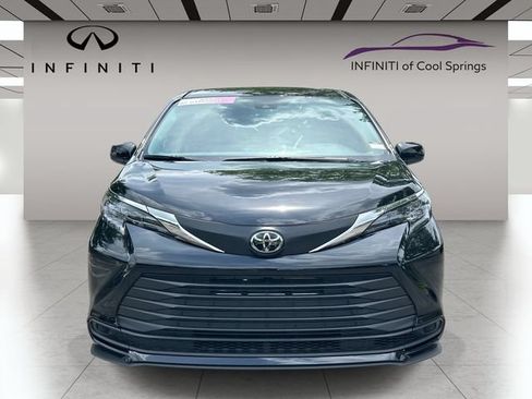 Used 2026 Toyota Sienna LE FWD image 2
