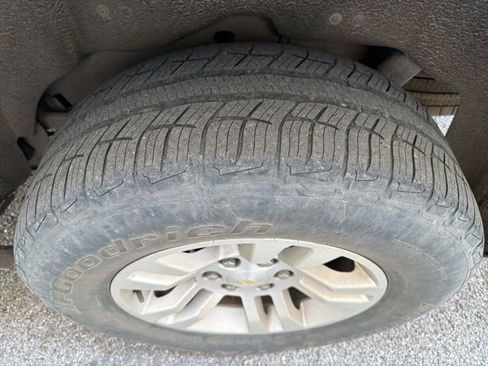 Used 2016 Chevrolet Suburban LT w/ Luxury Package image 5