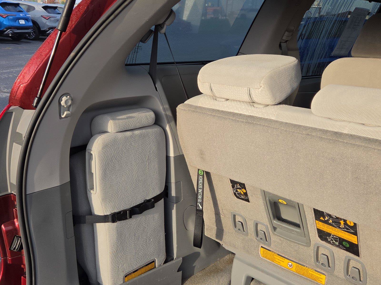 Used 2014 Toyota Sienna LE FWD image 30