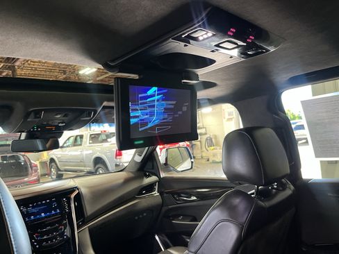 Used 2020 Cadillac Escalade ESV Platinum AWD/4WD image 38