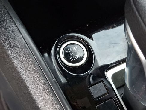Used 2021 Nissan Versa SV FWD image 23