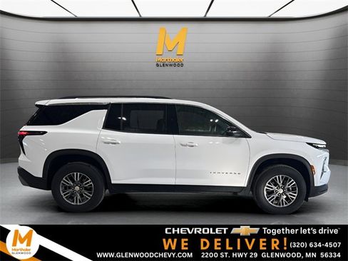 Used 2025 Chevrolet Traverse LT image 1