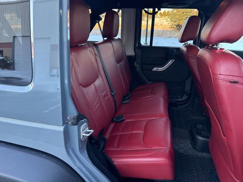 Used 2013 Jeep Wrangler Unlimited Rubicon image 25