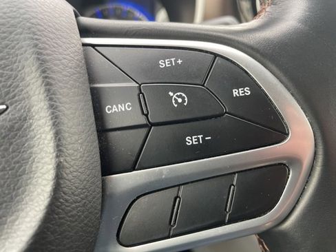 Used 2017 Chrysler Pacifica Touring-L image 21