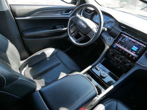 Used 2023 Jeep Grand Cherokee Limited w/ Black Appearance Package image 9