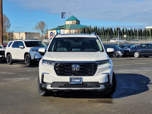 New 2025 Honda Pilot Touring image 2