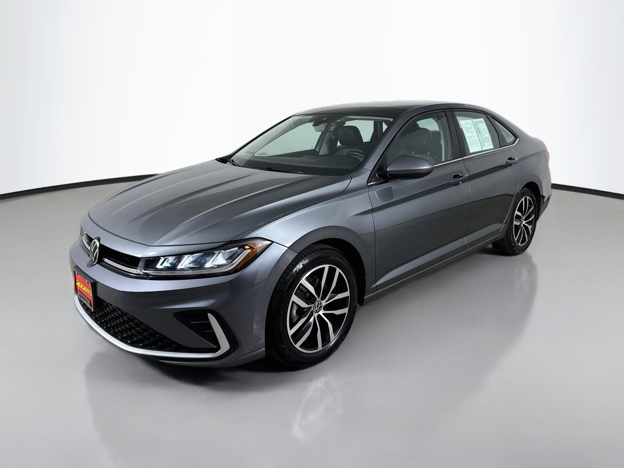 Used 2025 Volkswagen Jetta SE FWD image 3