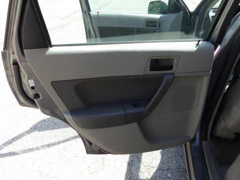 Used 2010 Ford Focus SE FWD image 28