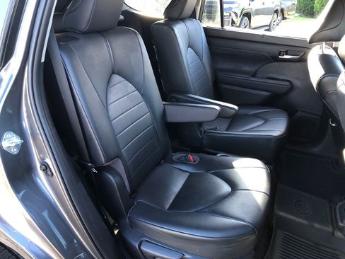 Used 2021 Toyota Highlander XLE AWD/4WD image 32