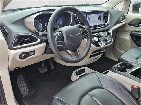 Used 2023 Chrysler Pacifica Touring-L FWD image 10