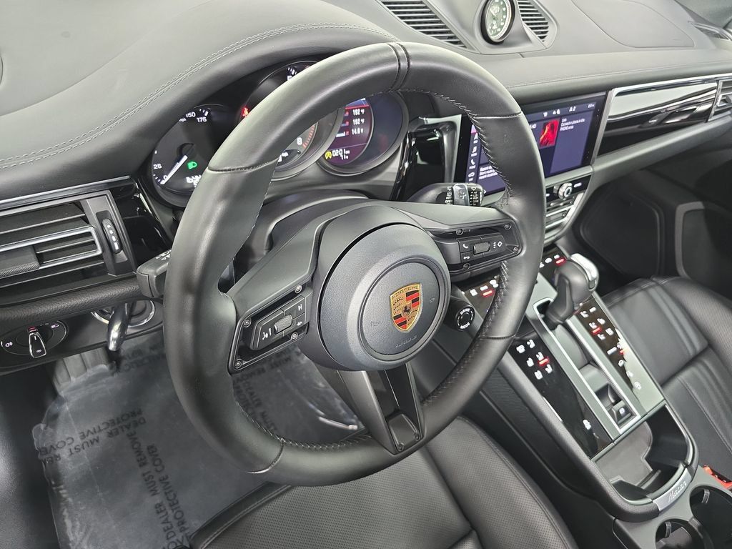 Certified 2026 Porsche Macan AWD/4WD image 4