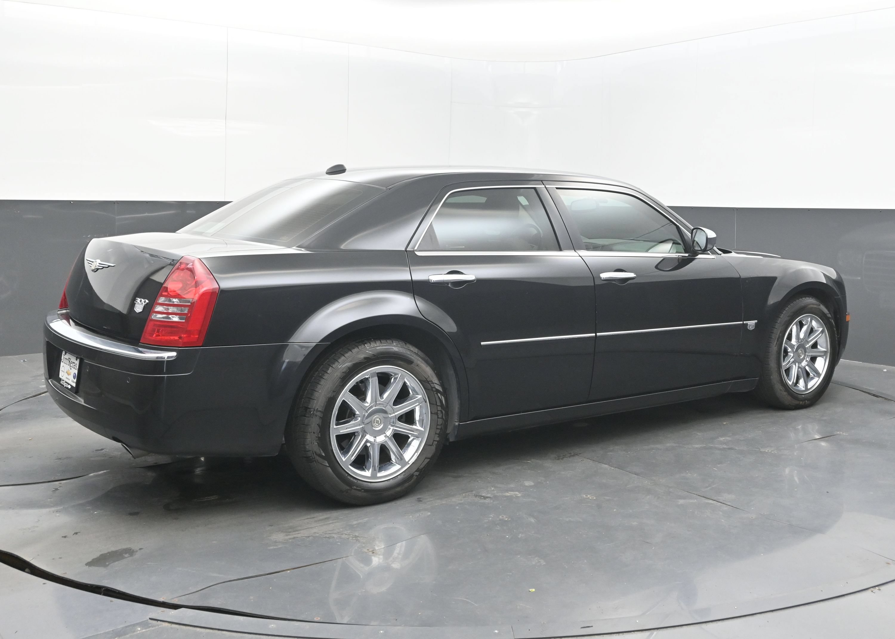 Used 2005 Chrysler 300 C w/ Navigation & Sound Group II RWD image 9