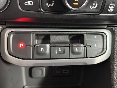 Used 2023 GMC Acadia SLE w/ Driver Convenience Package image 15