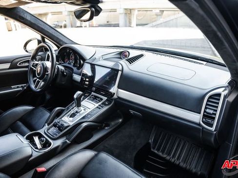 Used 2015 Porsche Cayenne Turbo image 25