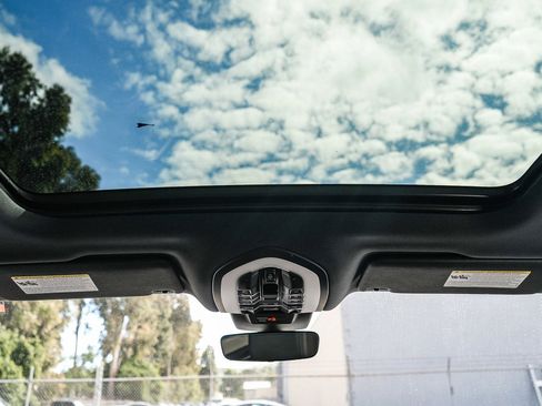 Used 2024 Porsche Macan AWD/4WD image 15