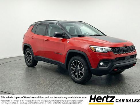 Used 2025 Jeep Compass Trailhawk AWD/4WD image 1