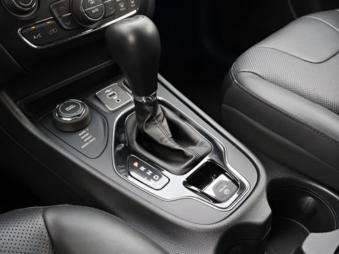 Used 2019 Jeep Cherokee Limited w/ Technology Group AWD/4WD image 23