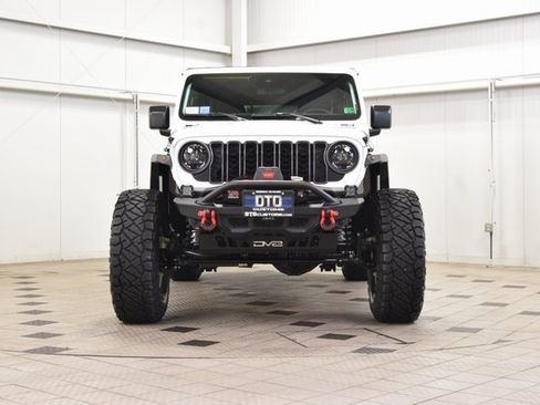 Used 2024 Jeep Wrangler Unlimited Rubicon image 2