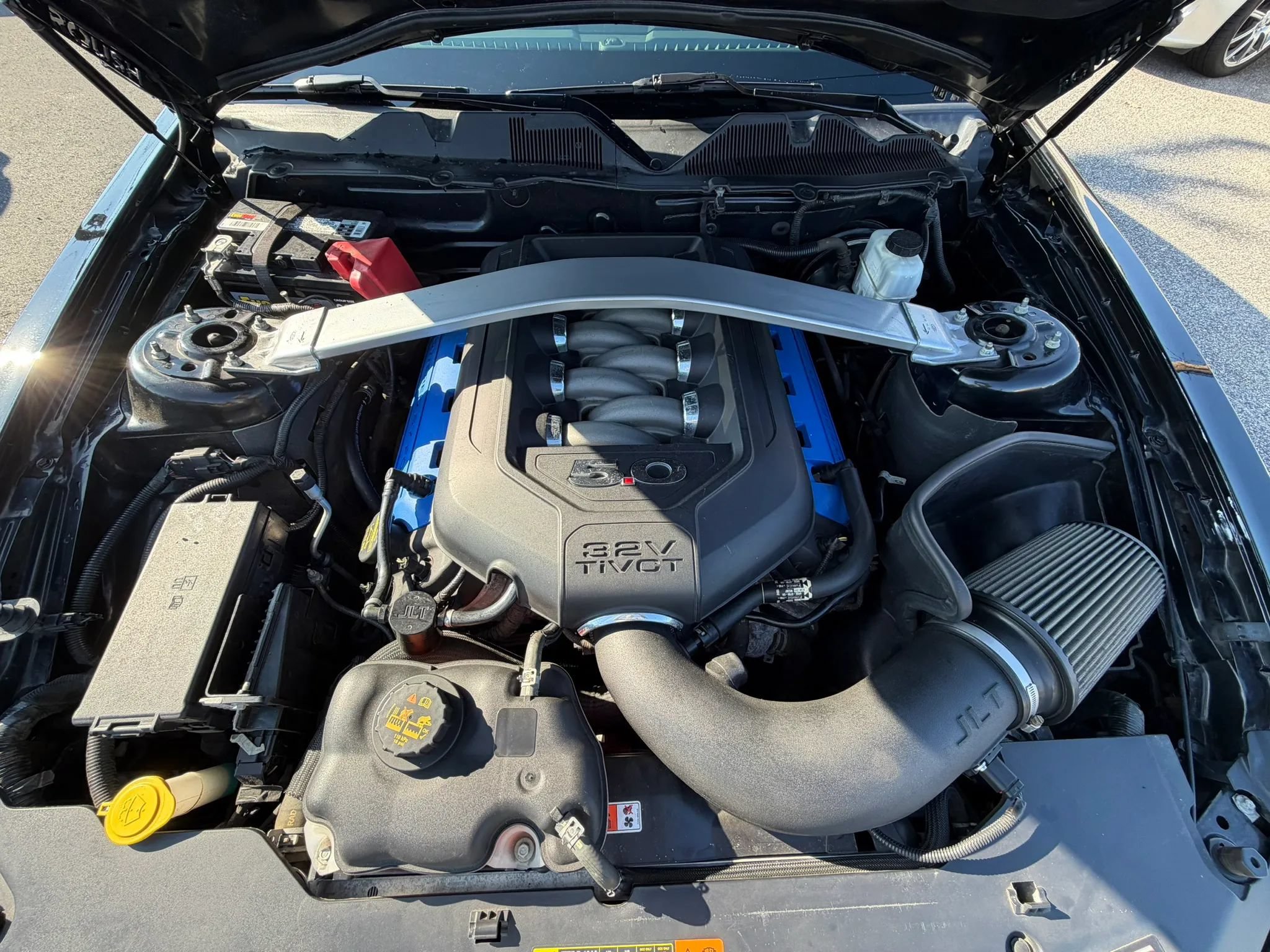 Used 2012 Ford Mustang GT Premium w/ HID Headlamps & Security Pkg RWD image 31