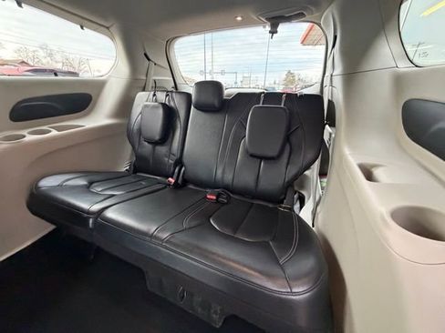 Used 2022 Chrysler Pacifica Touring-L FWD image 18