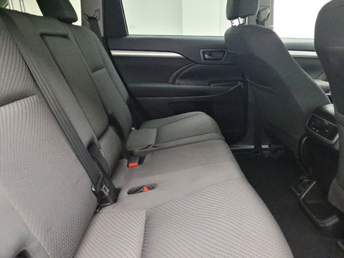 Used 2019 Toyota Highlander LE image 19